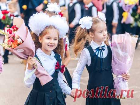 В этот праздник осенний хочу пожелать,
Быть вечно счастливым, не унывать!
Вы - учитель, соратник, коллега и друг,
Образец подражания, покоритель наук!
 
Учитель — гордое звание!
На праздник, лишь для вас,
Желает в любви признание,
Подарить вам дружный класс!
https://1romantic.com/mobile-ecards/