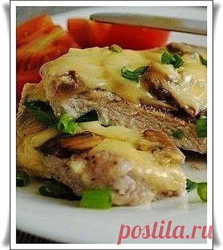 Отбивная с грибами и сыром.