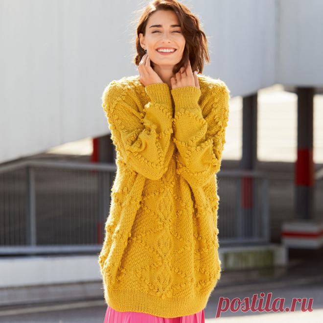 Удлиненный джемпер с «шишечками»

Насыщенный цвет карри, покрой оверсайз и декоративные аранские узоры — все вместе выглядит волшебно

РАЗМЕРЫ

36/38 (40/42-44/46-48/50)

ВАМ ПОТРЕБУЕТСЯ

Пряжа (60% овечьей шерсти, 40% полиакрила; 90 м/50 г) — 1050 (1100-1150-1200) г цвета карри; прямые спицы № 4,5; круговые спицы №4,5 длиной 40 см.

УЗОРЫ И СХЕМЫ

РЕЗИНКА

Вязать попеременно 1 лиц., 1 изн.

УЗОР «РОМБЫ С ШИШЕЧКАМИ» А

Вязать по приведенной схеме А. 
Распределение петель п...