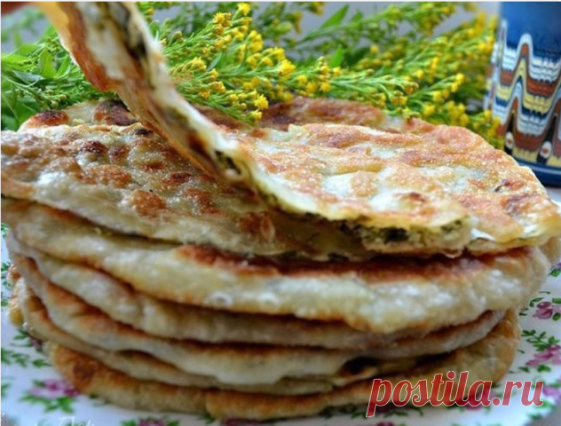 Любимые паланицы (плацинды) 

Рецепт на: 6 персон

 
Начинка (вариант1)
творог жирный 350 г
укроп свежий 30 г
петрушка 30 г
лук зеленый 50 г
соль ½ ч. л.
сахар ½ ст. л.

Начинка (вариант2)
яйца куриные 4 шт.
лук зеленый 300 г
соль 1 ч. л.
черный перец молотый по вкусу

Для теста
мука 2 стакана
вода 1 стакан
соль 2 щепотки
масло растительное 3 ст. л.

Просеять муку в миску. В тёплой воде растворить соль. Добавляя воду к муке, хорошо перемешать и вымесить тесто (количество м...