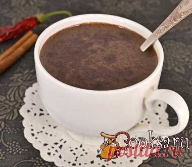 Горячий шоколад с чили Предлагаю вам попробовать очень вкусный напиток - горячий шоколад с чили. Напиток непередаваемо ароматный, с острым, но не обжигающим, приятным послевкусием, благодаря перцу чили. Употреблять этот напиток следует обязательно в горячем виде. Шоколад черный — 100 г; Молоко — 2 стак.; Перец чили — 1 шт; Палочки корицы — 1 шт; Ванильный сахар — 1/4 пакет.; Сахар — 1 ст.л.; Коньяк — 50 г;