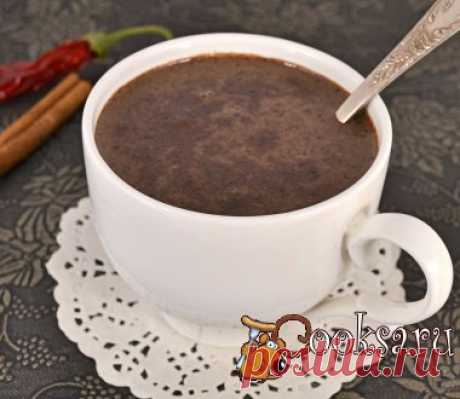 Горячий шоколад с чили Предлагаю вам попробовать очень вкусный напиток - горячий шоколад с чили. Напиток непередаваемо ароматный, с острым, но не обжигающим, приятным послевкусием, благодаря перцу чили. Употреблять этот напиток следует обязательно в горячем виде. Шоколад черный — 100 г; Молоко — 2 стак.; Перец чили — 1 шт; Палочки корицы — 1 шт; Ванильный сахар — 1/4 пакет.; Сахар — 1 ст.л.; Коньяк — 50 г;