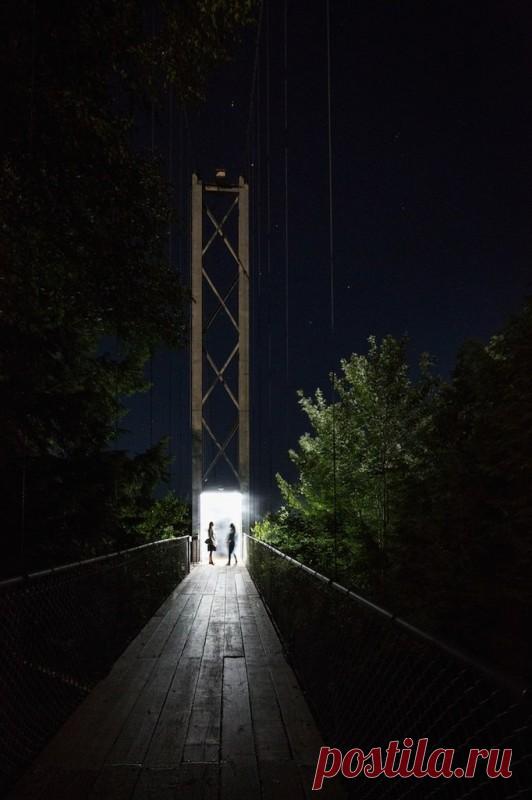 Люминесцентный парк, переносящий своих посетителей в сказку Ночное мероприятие под названием Foresta Lumina, проходящее в Квебеке, Канада, позволяет людям добраться до ущелья Коатикук по освещенной тропе. Организаторы столь необычной идеи на славу потрудились, чтобы у посетителей парка появилось чувство, что они находятся в волшебном,...