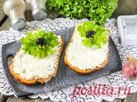 Бутерброды с плавленым сыром и чесноком — рецепт с фото Бутерброды с плавленым сыром и чесноком - самые простые в приготовлении. Особенно вкусны они с горячим и наваристым борщом!