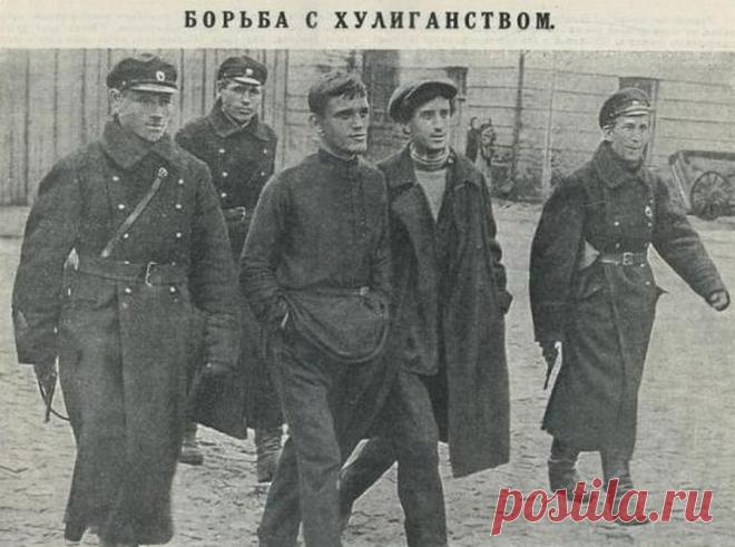 Хулиганский террор в Советской России 20-х годов | Чёрт побери На заре становления Советской России в 1920-е годы фигурой, определявшей жизнь городов, стал хулиган. Счёт преступлений такого рода (побои, грабежи и другое насилие) шёл на сотни тысяч. Постепенно хулиганство стало переходить к террору – «рельсовой войне», срыву митингов и массовых мероприятий. Панические настроения обывателей привели к укреплению в общественном сознании «расстрельной психологии», а само общест...