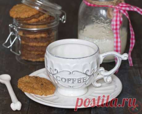 🍪 4 рецепта фитнес-печенья для правильного и вкусного перекуса 1. Творожно-фруктовое печенье ✒ Ингредиенты: • Творог обезжиренный 150 г • Овсяные хлопья 120 г • Банан 1 шт. • Изюм 1 чашка 📘Приготовление: 1. Смешиваем творог, банан и овсяную муку. 2. Перемешиваем с помощью блендера. 3. Добавляем вымоченный изюм, перемешиваем и даем тесту постоять 20-25 минут. 4. Затем формируем овальчики и выкладываем на противень, смазанный маслом. Выпекаем 30 минут при температуре 180 градусов. 2. Лимонное…