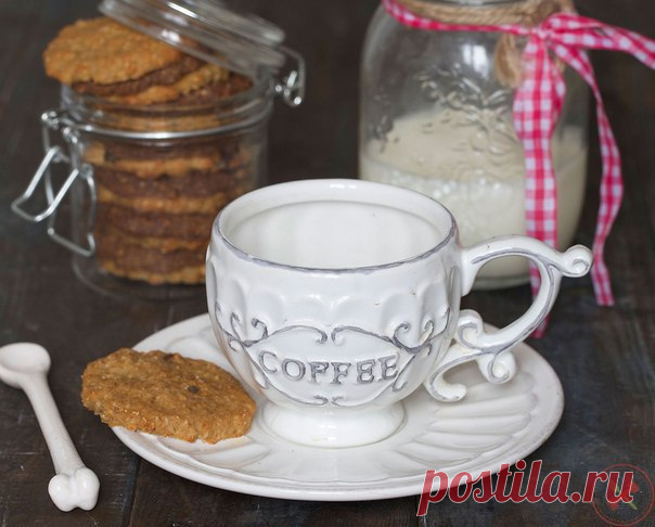 🍪 4 рецепта фитнес-печенья для правильного и вкусного перекуса 1. Творожно-фруктовое печенье ✒ Ингредиенты: • Творог обезжиренный 150 г • Овсяные хлопья 120 г • Банан 1 шт. • Изюм 1 чашка 📘Приготовление: 1. Смешиваем творог, банан и овсяную муку. 2. Перемешиваем с помощью блендера. 3. Добавляем вымоченный изюм, перемешиваем и даем тесту постоять 20-25 минут. 4. Затем формируем овальчики и выкладываем на противень, смазанный маслом. Выпекаем 30 минут при температуре 180 градусов. 2. Лимонное…