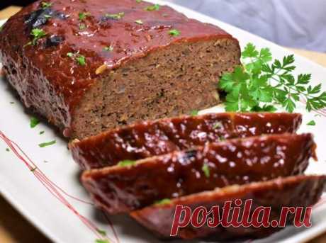 Мясной рулет из говядины - ФотоРецепт - медиаплатформа МирТесен Это очень простой и проверенный рецепт мясного рулета. Его готовка не занимает много времени, а вкусно и выглядит неплохо! Ингредиенты фарш говяжий - 600 г яйцо - 1 яйцо лук репчатый - 1 нарезанная луковица молоко - 1 стакан панировочные сухари - 1 стакан соль и перец - по вкусу сахар коричневый -