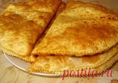 ЧЕБУРЕКИ НА КЕФИРЕ С КАРТОШЕЧКОЙ И СЫРОМ - ФАНТАСТИЧЕСКОЕ ОБЪЕДЕНЬЕ!
Давайте позволим себе вкусное, но вредное блюдо. А что? Нельзя же все время есть только полезное. Не все же есть только правильные и полезные блюда, иногда хочется чего-то вкусного, что совсем не отнести в категорию полезного и диетического.
Кстати, чебуреки могут быть очень даже изысканными. Конечно, я не предлагаю рецепт чебуреков с фуа-гра и черными трюфелями, но с картофелем и сыром они не менее аппетитны.
Попробуй, побал