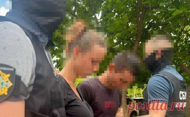 СБУ заявила о задержании шпионивших под видом жениха и невесты в Одессе. Двух молодых людей, выдававших себя за жениха и невесту и собиравших разведданные в Одессе, задержали оперативники СБУ. По версии следствия, они делали фото на фоне «нужных объектов»