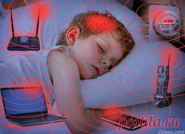 БУДЬТЕ ОСТОРОЖНЫ!!! 
Wi-Fi: молчаливый убийца, который убивает нас медленно 
Об этом никто раньше не говорил! Берегите себя и близких! 
Беспроводная сеть Wi-Fi, которую мы используем, чтобы подключаться к интернету без кабелей сегодня используется фактически повсюду. Однако мало кто знает о том, что у работников сервиса, которые обслуживают Wi-Fi оборудование есть конкретные инструкции, чтобы минимизировать вред их здоровью. 
Wi-Fi: молчаливый убийца, который убивает нас м...