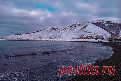 Необычную легенду о мысе на берегу моря раскрыли на Сахалине. На Сахалине рассказали необычную легенду, связанную с популярной местной достопримечательностью — мысом Птичьим, или Великаном. Экскурсовод заверил, что один из камней комплекса, расположенного в Корсаковском районе на южном побережье Охотского моря, обладает магическим свойством.