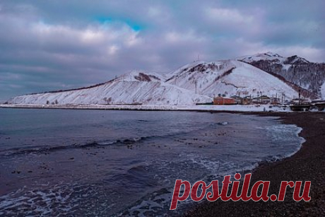 Необычную легенду о мысе на берегу моря раскрыли на Сахалине. На Сахалине рассказали необычную легенду, связанную с популярной местной достопримечательностью — мысом Птичьим, или Великаном. Экскурсовод заверил, что один из камней комплекса, расположенного в Корсаковском районе на южном побережье Охотского моря, обладает магическим свойством.