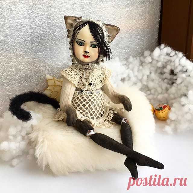 🙋🏼💕Интерьерная Тедди Долл Кошечка. Выполнена по мотивам великолепных кукол Марины Комадей @marina_komadei и по ее выкройке. Лицо этой кошечки расписывала сама.🐈🐱И, конечно, любимое Ирландское кружево🤗. ...............................,,..................... 🙋🏼💕Interiors Teddy Doll Pussycat.  #интерьернаякукла #теддидолл #интересно #teddybear #teddydolls #teddycat #pussicatdolls #pussicat #cute #amazingdoll