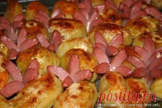 Картофель запеченный с сосисками.