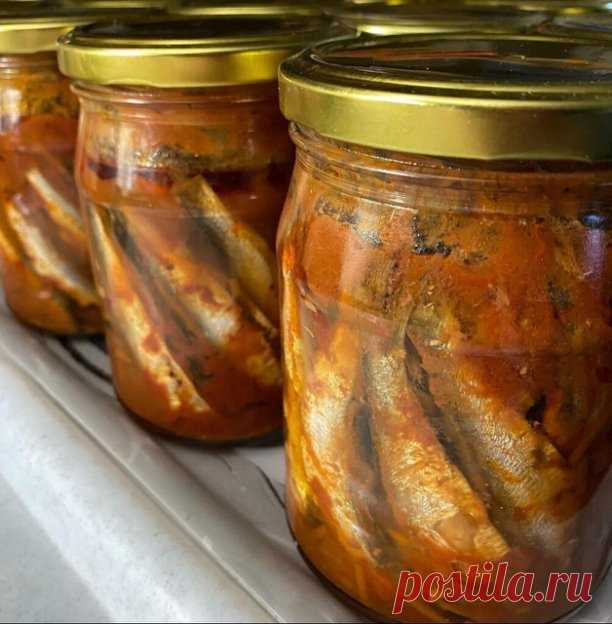 Домашняя килька в томате — вкуснее и полезнее магазинной!
 Ингредиенты (на 14 банок по 0,5 л):

 Рыба (килька, салака или мелкая сельдь) — ~3,4 кг
 Лук — 450 г
 Морковь — 350 г
 Чеснок — 6–7 зубчиков
 Томатная паста — 760 г (2 банки по 380 г)
 Паприка хлопьями — 3 ст. л.
 Вода — 2,1 л
 Соль — 70 г (≈5 г на банку)
 Сахар — 140 г (≈10 г на банку)
 Чёрный перец горошком — по 3 шт. в каждую банку
 Душистый перец — по 1 шт. на банку
 Лавровый лист — по ½ листа на банку
 Растите...