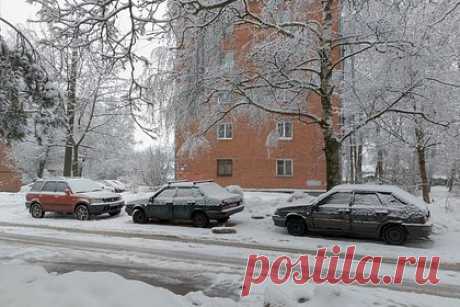 Снег в российском городе убрали с дороги вместе с асфальтом. В Петрозаводске снегоуборочный трактор убрал скопившиеся осадки с дороги вместе с асфальтом. Видео опубликовали в соцсетях. Инцидент произошел недалеко от дома № 42 на улице Правды. На кадрах видно, как трактор спускается прямо по лестнице на улице российского города. По словам жителей, так он уничтожает асфальт.