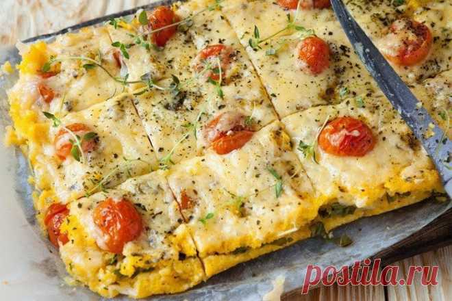Готовим поленту из кукурузной крупы, ну очень вкусно! 
на 100грамм - 84.08 ккалБ/Ж/У - 3.38/1.12/15.47 
Ингредиенты: 
1 ст. кукурузной крупы 
2.5 ст воды 
2-3 помидора черри 
30 гр сыра 
3-4 шт жареных грибов 
Зелень 
Соль, итальянские травы 
Приготовление: 
Крупу залить водой, посолить и сварить до готовности. 
Выложить в противень для запекания, сверху добавить немного итальянских трав, нарезать помидор, зелень, выложить грибы, посыпать сыром и отправить в разогретую духовку до расплав