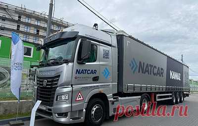 "Камаз" представил беспилотный грузовик "Маяк-2". В кабине грузовика системно присутствует водитель, чтобы в любой момент взять на себя управление