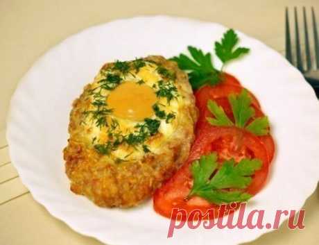 Нежные шницели с яйцом - красиво, необычно, вкусно! - У нас так Нежные шницели с яйцом Ингредиенты: — 700 гр свинины — 100 гр булки — 0,5 стакана молока — 1 луковица — 1 яйцо в фарш — 8 яиц...