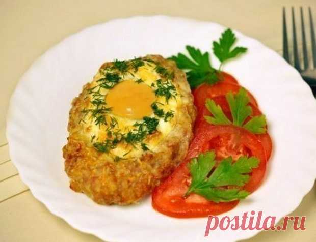 Нежные шницели с яйцом - красиво, необычно, вкусно! - У нас так Нежные шницели с яйцом Ингредиенты: — 700 гр свинины — 100 гр булки — 0,5 стакана молока — 1 луковица — 1 яйцо в фарш — 8 яиц...