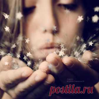 💥 А МЕЧТЫ наши всё же сбываются Тёплым ветром больших ПЕРЕМЕН. На пути тот, кто нужен, встречается, Уходящим, наверно, взамен… А МЕЧТЫ — они вечные странницы. Остановятся там, где тепло… Когда каждый из нас снова справится С тем, что сердце терзало и жгло… А МЕЧТЫ они всё же сбываются… Ведь так важно не забывать, Что РОДНЫЕ ДУШИ ВЕНЧАЮТСЯ, Если сердце умеет ждать…