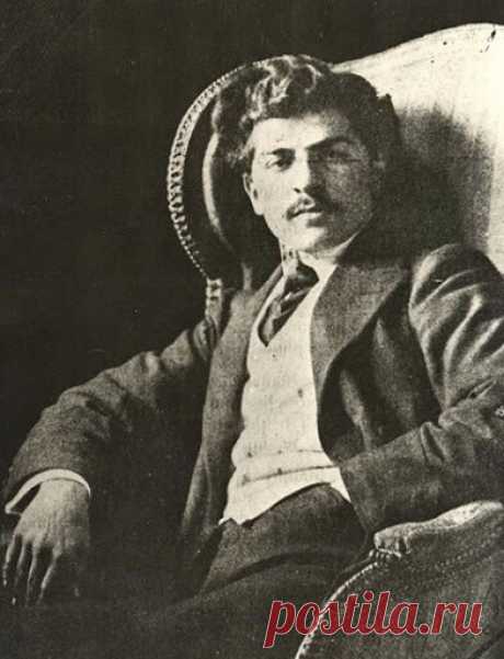 СЕВАК Рубен(Чилинкирян Рубен)(1885—1915),армянский поэт и прозаик.Жертва геноцида 1915.Родился в с.Силиври,близ Константинополя.Окончил училище Перперян в Константинополе и медицинский факультет Лозаннского университета (1911).В 1911—14 работал в одной из больниц Лозанны.В 1915 возвратился в Константинополь,в качестве врача был призван в турецкую армию,затем арестован и по дороге в ссылку убит (вместе с Сиаманто,Варужаном и другими).Автор произведений на любовные, социальные, патриотические темы