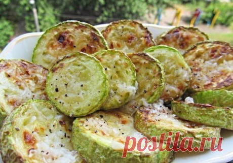 Самый вкусные рецепты с КАБАЧКА

1. Кабачки жареные по-украински

Такие кабачки готовила моя бабушка. Я впадаю в детство каждое лето.

Приготовление:

Рецепт слишком простой, но очень вкусные кабачки получаются.
Молодые кабачки нарезать кружочками, чуть присолить и дать постоять минут 10. Дальше возможны два варианта развития событий. Бабушка жарила, обкатав в муке и хорошенько ее обтрусив, чтобы не приставали к сковороде. Но сейчас, во время высоких технологий, есть сково...