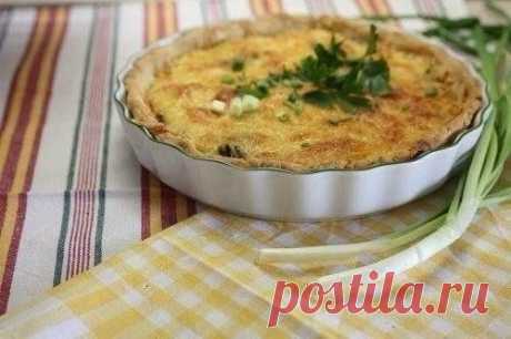 Простое в приготовлении и вкусное блюдо с красивым названием. На столе пирог со вкусом настоящего жульена выглядит очень эффектно, а классическое сочетание грибов и сметаны никогда не подведет. 
 
ВКУСНЫЙ ПИРОГ "КУРИНО-ГРИБНОЙ ЖЮЛЬЕН" 
 
Ингредиенты для теста: 
 
- 1 стакан муки 
- 1 яйцо 
- 120 г масла сливочного 
- 50 г сыра 
- соль – щепотка 
 
Для начинки: 
 
- 500 г грибов 
- 1 куриная грудка 
- 150 г сметаны 
- 150 г сливок 
- 1 столовая ложка муки или крахмала 
- 1 ...