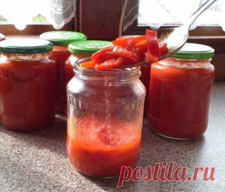 Лечо - бомба "Нет вкуснее!" ...съедается в улет — не дожидаясь зимы! 
Друзья, хочу предложить Вам рецепт моего коронного лечо. 
Когда-то, побывав в гостях у своей школьной подруги, я отведала это лечо! Поверьте мне — никогда вкуснее не ела. Я не уехала от нее, пока не получила заветный рецепт. С тех пор каждый год я делаю такое лечо. Только по этому рецепту. И другого мне не надо, потому, что лучше и вкуснее не бывает! 
В прошлом году приехала к ней в гости со своими банками этого лечо — так
