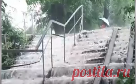Жители в Омске катаются на водопадах в подземном переходе. Видео. В Омске после сильного ливня затопило улицы, в одном из переходов образовался мощный водопад, и местные жители нашли ему применение — катаются по ступенькам, как в аквапарке.