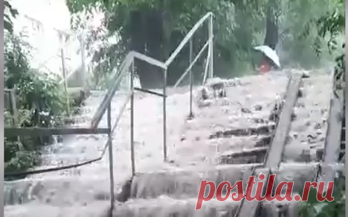 Жители в Омске катаются на водопадах в подземном переходе. Видео. В Омске после сильного ливня затопило улицы, в одном из переходов образовался мощный водопад, и местные жители нашли ему применение — катаются по ступенькам, как в аквапарке.
