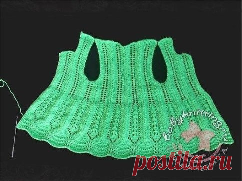 Ажурный детский сарафан
Сарафан связан из пряжи BABY (100 гр\400 м). — 1 моток.
Спицы №3, крючок №2
Набираем 172 петли и вяжем по схеме
Вяжем одним полотном до пройм.
Далее вязание разделяем на 4 части( по количеству петель):
1 часть петель — левая полочка, две части петель- спинка(одним полотном), 1 часть петель — правая полочка. Разделяем так, чтобы сохранить рисунок,(смотрите фото)
Убавка в полочках вывяжется сама, т.к. Вы не будете вязать крайние накиды.
Для горловины закрываем 6, затем