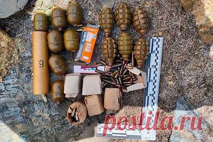 В Херсонской области полицейские нашли и уничтожили схрон с боеприпасами. В Херсонской области полицейские нашли схрон с боеприпасами. Во время разведки силовики в селе Атамань Генического района заметили разрушенное здание. Внутри они обнаружили тайник. Из него изъяли 22 гранаты РГД-5 и Ф-1 с запалами к ним, 280 патронов калибра 7,62 миллиметра, 80 патронов калибра 5,45 миллиметра.