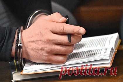 Бывшего главу военных художников Минобороны России признали виновным в растрате. Мещанский суд Москвы приговорил к пяти годам лишения свободы условно бывшего директора Студии военных художников имени Грекова Минобороны России Андрея Соколова. Его признали виновным в двух эпизодах из одиннадцати, по некоторым из них его оправдали, а по другим вышел срок давности. Ему вменялось превышение полномочий.