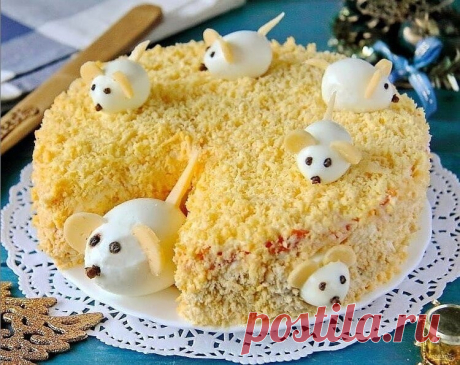 Салат на Новый 2020 Год  
"Мимоза" на год Крысы 
 
Ингредиенты: 
Картофель — 2-3 Штук (сварить в мундире) 
Яйцо — 4 Штуки (вареное) 
Консервы рыбные — 200 Грамм (у меня сайра) 
Лук красный — 1 Штука 
Морковь — 1 Штука (вареная) 
Сыр — 100 Грамм 
Майонез — По вкусу 
Соль — По вкусу 
Перец черный молотый — По вкусу 
 
Как приготовить: 
1. Подготовьте все ингредиенты. Заранее отварите до готовности яйца, картофель и морковь. 
2. Салат делаем слоями. Каждый слой смазываем майо...