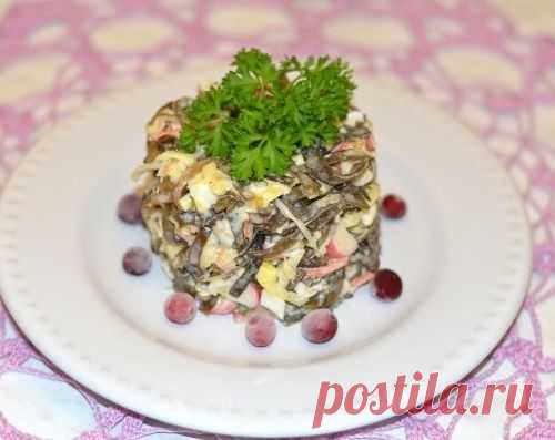 Салат из морской капусты с крабовыми палочками