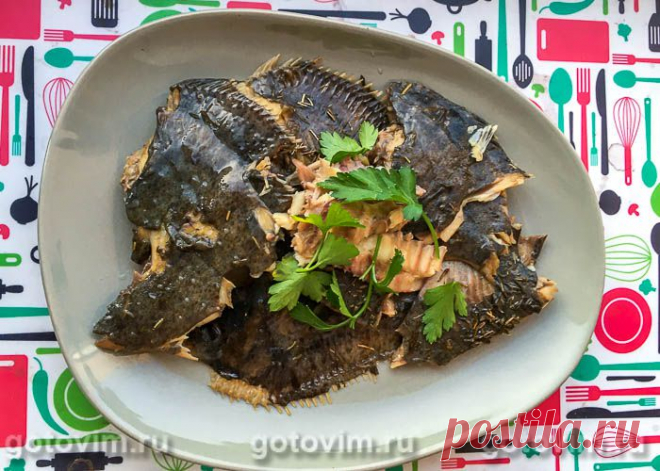 Камбала с розмарином и красным вином в рукаве для выпечки. Рецепт с фото Камбала - рыба жирная, с небольшим количеством костей, что особенно приятно. Попробуйте приготовить её так, как описано в этом рецепте - в рукаве для запекания, с добавлением красного вина и розмарина. Получается и вкусно, и быстро.
