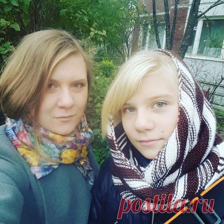 Едим с сестрой на тренировку))
