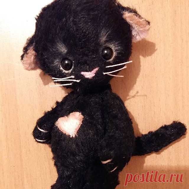 Смотрите кто тут у меня😄Лупоглазый котэ.Дворовый.Еще в опилках весь,не причесаный лохматун)Поймала на заказ этой ночью)))И фото просто с коленки...
Ну  а ащще,у меня дебют-первый чёрненький котейка)))Чет люблю растрепыша),не знаю как отдавать буду)
#тедди 
#котэ
#ирискин_котеныш
