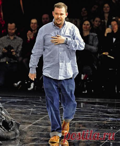 3 самых запоминающихся коллекции Александра Маккуина
Весь мир знает Александра Маккуина как эпатажного дизайнера с особым подходом к формам и материалам и неиссякаемым желанием вызывать у публики эмоции, даже если они негативные. Он говорил, что правила нужно знать для того, чтобы их нарушить и постоянно это делал, не уставая удивлять и даже шокировать мир моды. Сегодня я предлагаю вспомнить три...
Читай пост далее на сайте. Жми ⏫ссылку выше