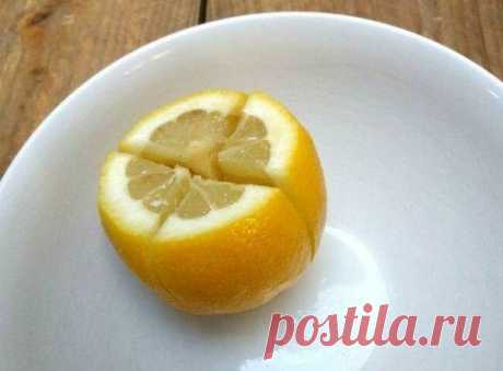 Разрежьте лимон на четвертинки, сверху посыпьте солью и оставьте возле кровати

Согласно ароматерапии, лимон - это не просто фрукт, а магическое средство, которое может вызвать определенные физиологические реакции в организме.

Если вы разместите нарезанный лимон рядом с кроватью перед сном, это поможет решить проблемы с дыханием, улучшить качество воздуха и сон.

Лимон богат антиоксидантами и имеет антибактериальные свойства. При вдыхании его запаха во время сна, облегчае...