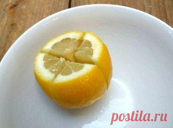 Разрежьте лимон на четвертинки, сверху посыпьте солью и оставьте возле кровати

Согласно ароматерапии, лимон - это не просто фрукт, а магическое средство, которое может вызвать определенные физиологические реакции в организме.

Если вы разместите нарезанный лимон рядом с кроватью перед сном, это поможет решить проблемы с дыханием, улучшить качество воздуха и сон.

Лимон богат антиоксидантами и имеет антибактериальные свойства. При вдыхании его запаха во время сна, облегчае...