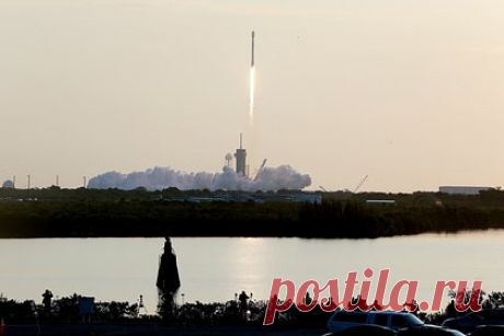 Украинский офицер рассказал о планах России полностью заглушить Starlink. Россия получила технологию, позволяющую глушить систему спутниковой связи Starlink, и готовится к ее внедрению в войска. Об этом рассказал командир роты ударных БПЛА Вооруженных сил Украины с позывным Мадьяр. Устройства связи Starlink были переданы украинской армии американским миллиардером и изобретателем Маском.