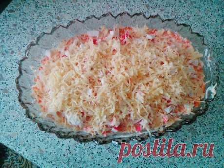 Слоеный салат с крабовыми палочками, огурцом и морковью - Простые рецепты Овкусе.ру