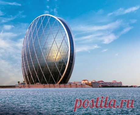 Головной офис компании AlDar (Абу-Даби, ОАЭ). Первый в мире небоскрёб в форме круга был спроектирован архитекторами из студии MZ Architects. Высота круга 110 метров. Высота всего 23 этажа. Это одно из первых экологически безвредных офисных строений в Абу-Даби. Здание построено из пригодных для повторного использования материалов, в нем предусмотрено максимально эффективное природное освещение, а также подземная автоматическая вакуумная система сбора мусора.