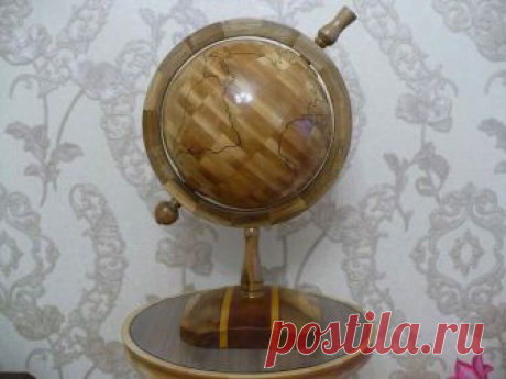 Шар диаметром 295 мм., высота глобуса общая прим. 550 мм., Материал- дикая горная груша. Материки начерчены с помощью дремеля, гравировка, патина. Шар крутится (внутри подшипники). Подставка и обруч сделаны из кавказского грецкого ореха, проставки в ножке из махагони. Обруч укреплен вставками из дуба по стыкам сегментов. 

Автор: Юра Чен