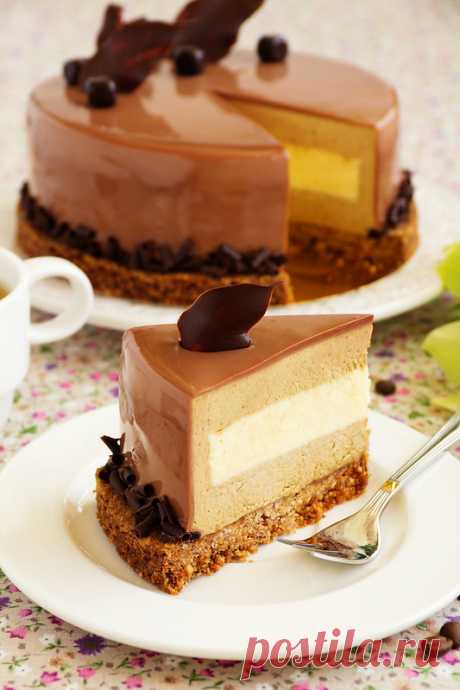 Кофейный торт с амаретто.                 Это очень, очень вкусный торт! Настолько, что я даже забыла о своей диете и слопала несколько кусков. Совесть грызет конечно, но об этом подумаю завтра. ))) Люблю кофе, причем повторюсь, не столько за вкус (пью только с молоком),…