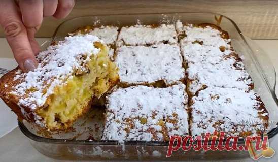 ​Просто смешайте яблоки и немного орехов. Вкусный яблочный пирог с небольшим количеством теста
Аромат от этого пирога стоит просто непередаваемым. Теста в сдобе не много, а вот аппетитная начинка тает во рту.
Для приготовления вам потребуются такие ингредиенты:
яблоки, 4 шт. крупные;
лимонный сок половины лимона;
ванилин и корица по вкусу;
сахар, 180 г или заменитель;
изюм, 150 г;
орехи, 100 г;
соль щепотка;
яйца, 3 шт;
масло растительное, 120 г;
мука, 260 г;
разрыхлитель,...