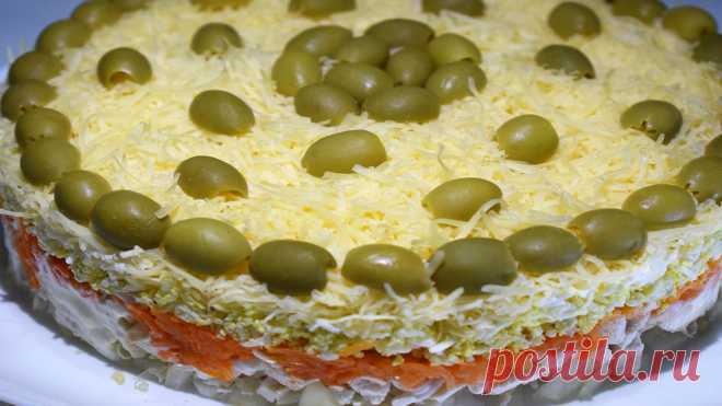 Слоеный салат на праздничный стол, очень вкусный, нежный, красивый и простой в приготовлении. Все гости будут довольны, улетит со стола мгновенно. Приятного аппетита!